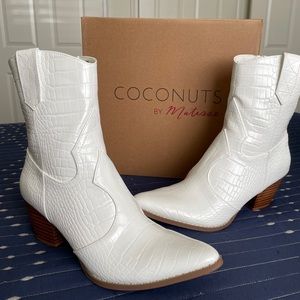 •Coconuts by Matisse• Crocodile-Embossed Mid-Calf Boots
